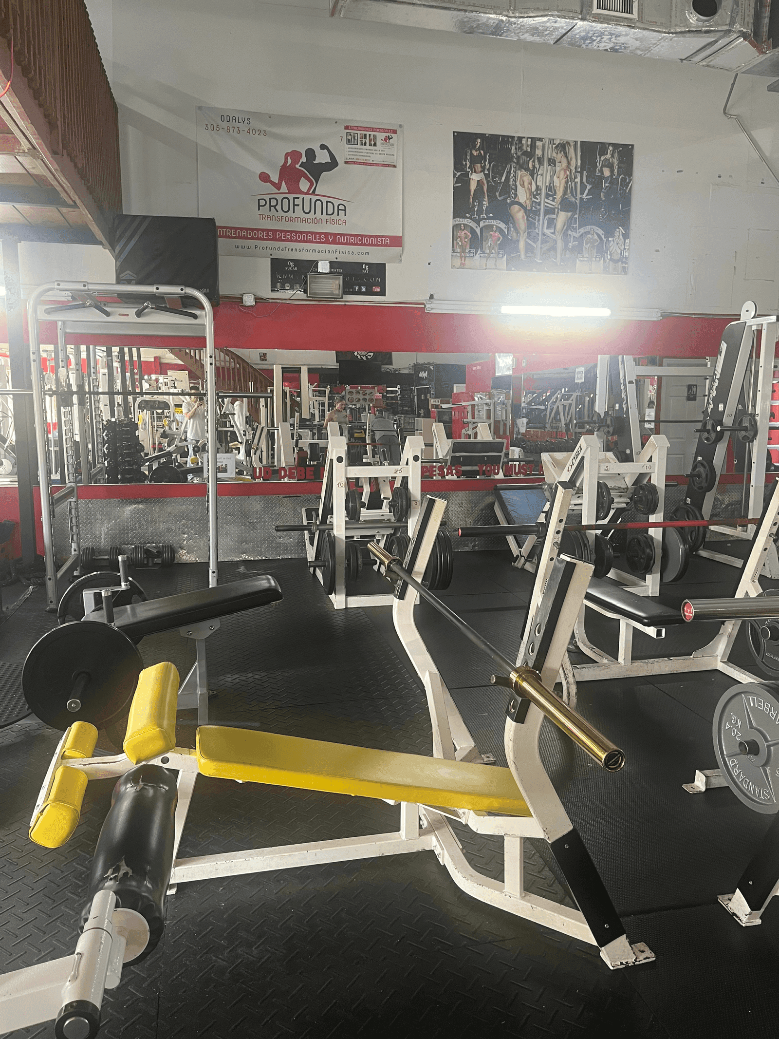 Interior de Gallo 8 Gym — gimnasio cubano bilingüe al este de Sweetwater y Westchester, en Little Havana, Miami